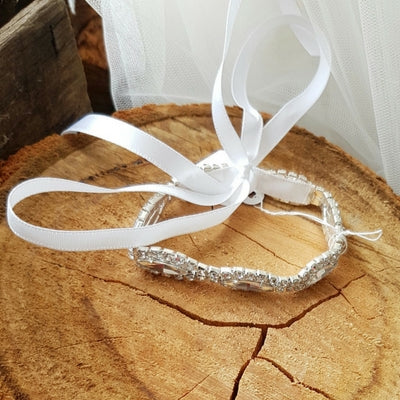 Elegant bracelet with diamantes on ribbon