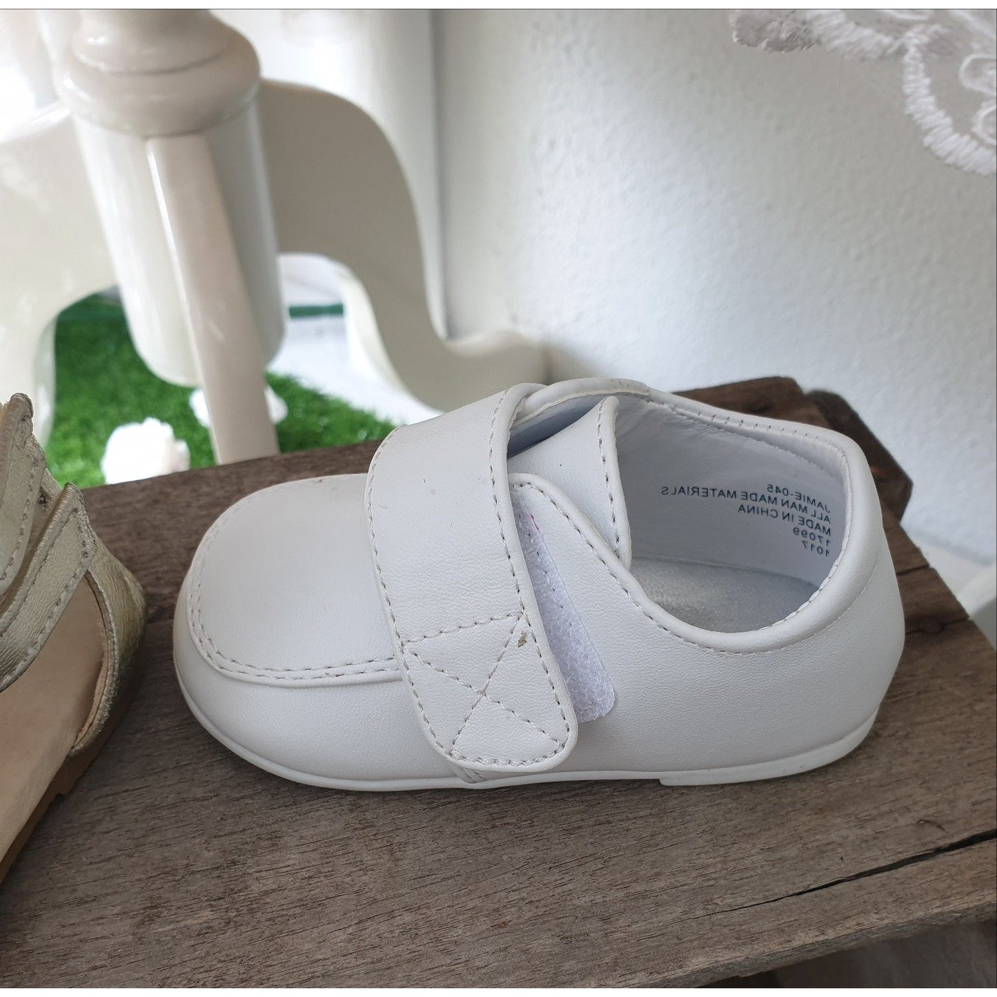 Load image into Gallery viewer, Boys velco baby shoes 
