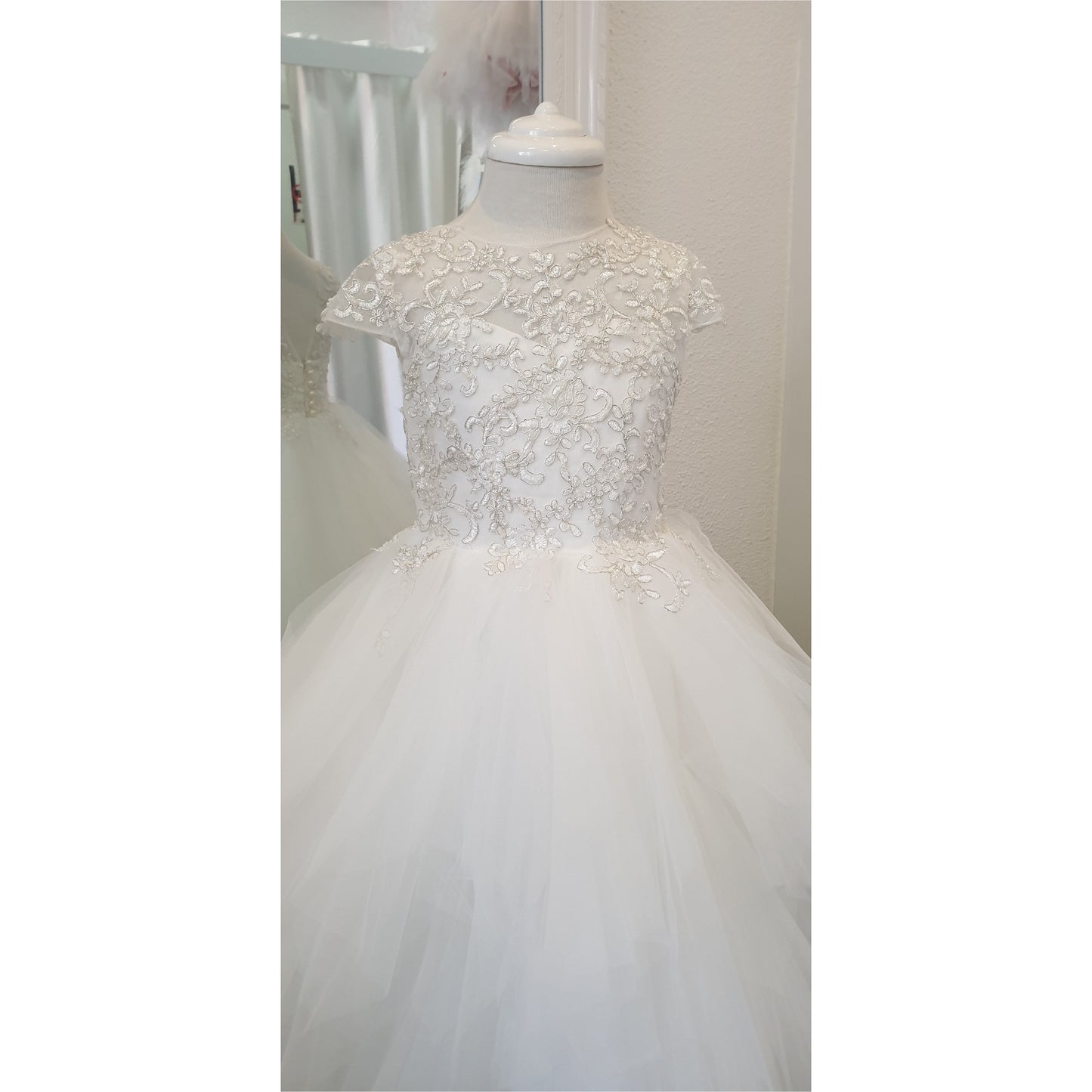 Load image into Gallery viewer, lace deatil flower girl dress with Jorja skirt
